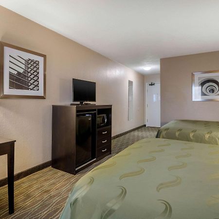 Quality Inn & Suites Des Moines - Merle Hay Road Urbandale Εξωτερικό φωτογραφία