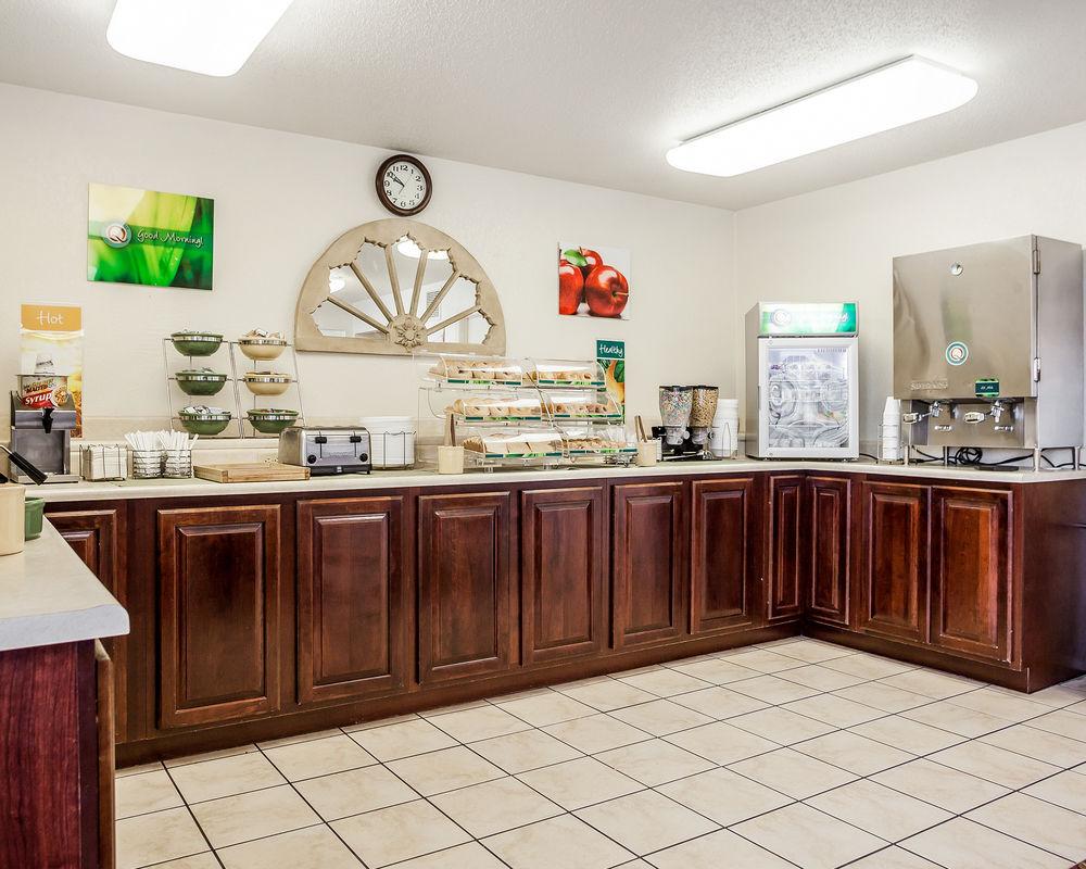 Quality Inn & Suites Des Moines - Merle Hay Road Urbandale Εξωτερικό φωτογραφία