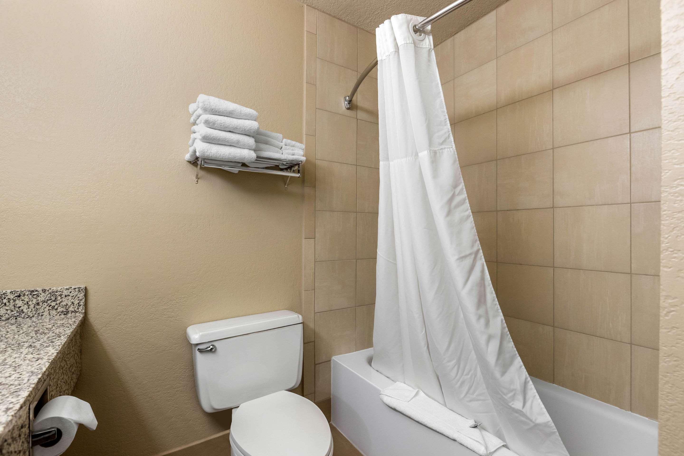 Quality Inn & Suites Des Moines - Merle Hay Road Urbandale Εξωτερικό φωτογραφία