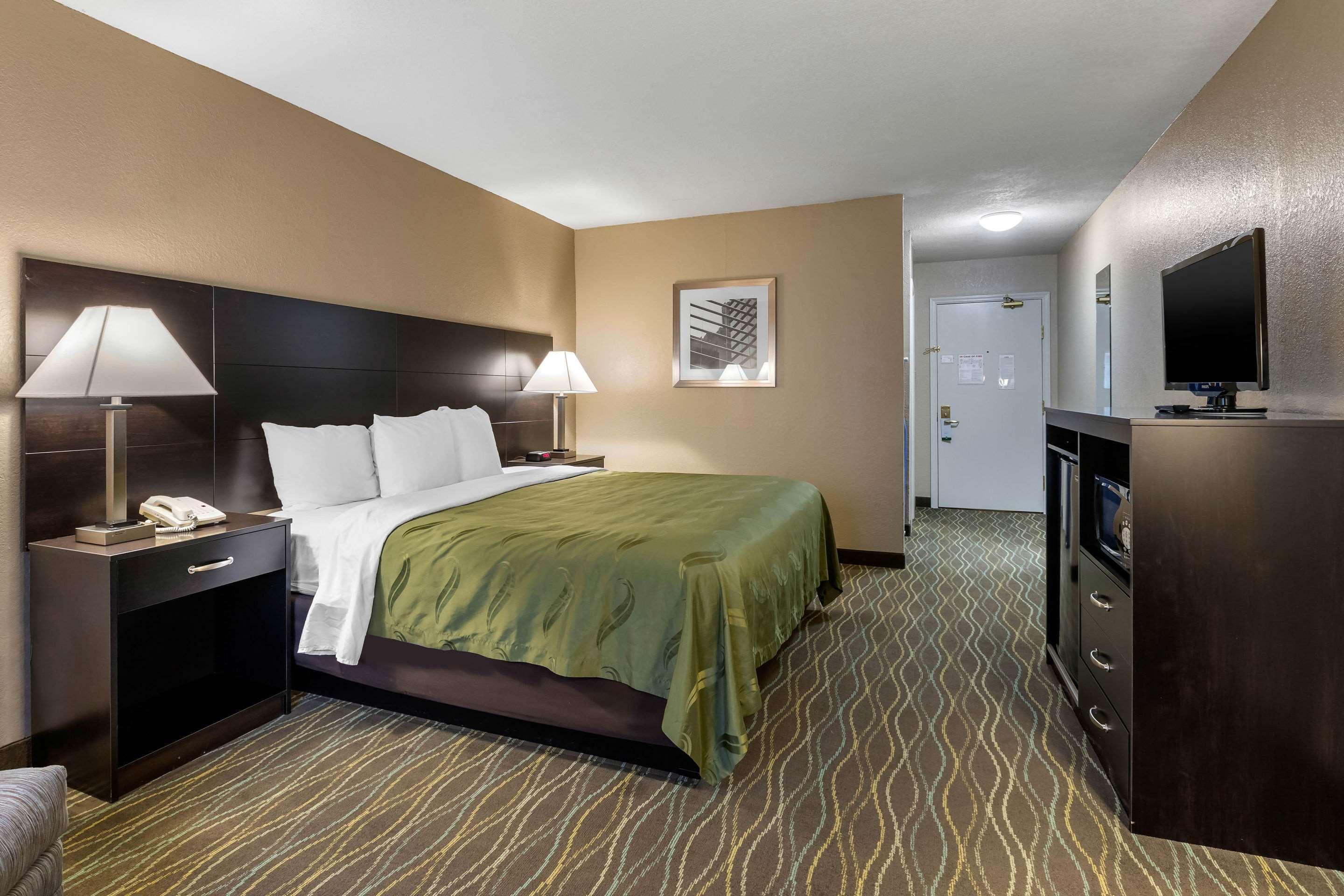 Quality Inn & Suites Des Moines - Merle Hay Road Urbandale Εξωτερικό φωτογραφία