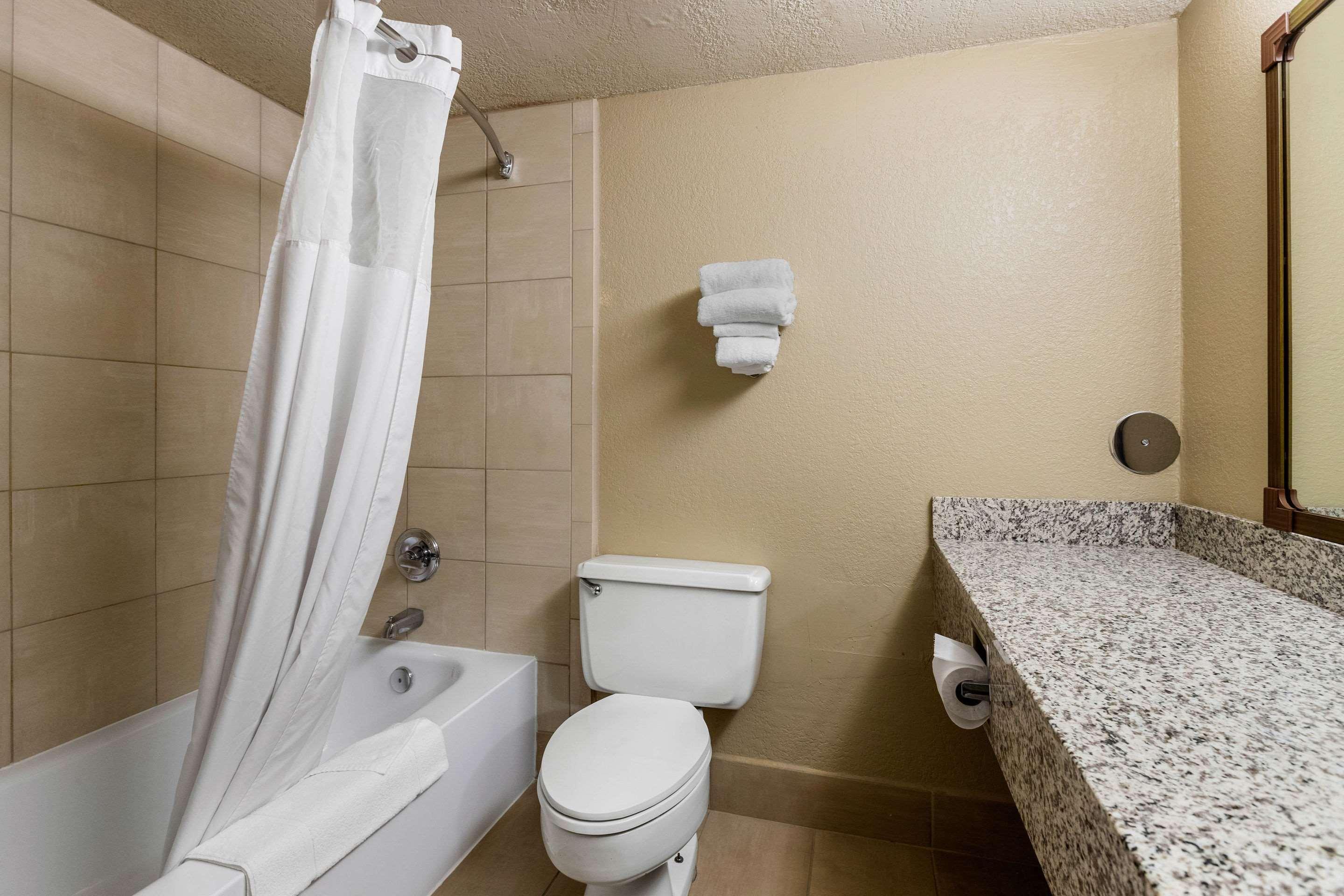 Quality Inn & Suites Des Moines - Merle Hay Road Urbandale Εξωτερικό φωτογραφία