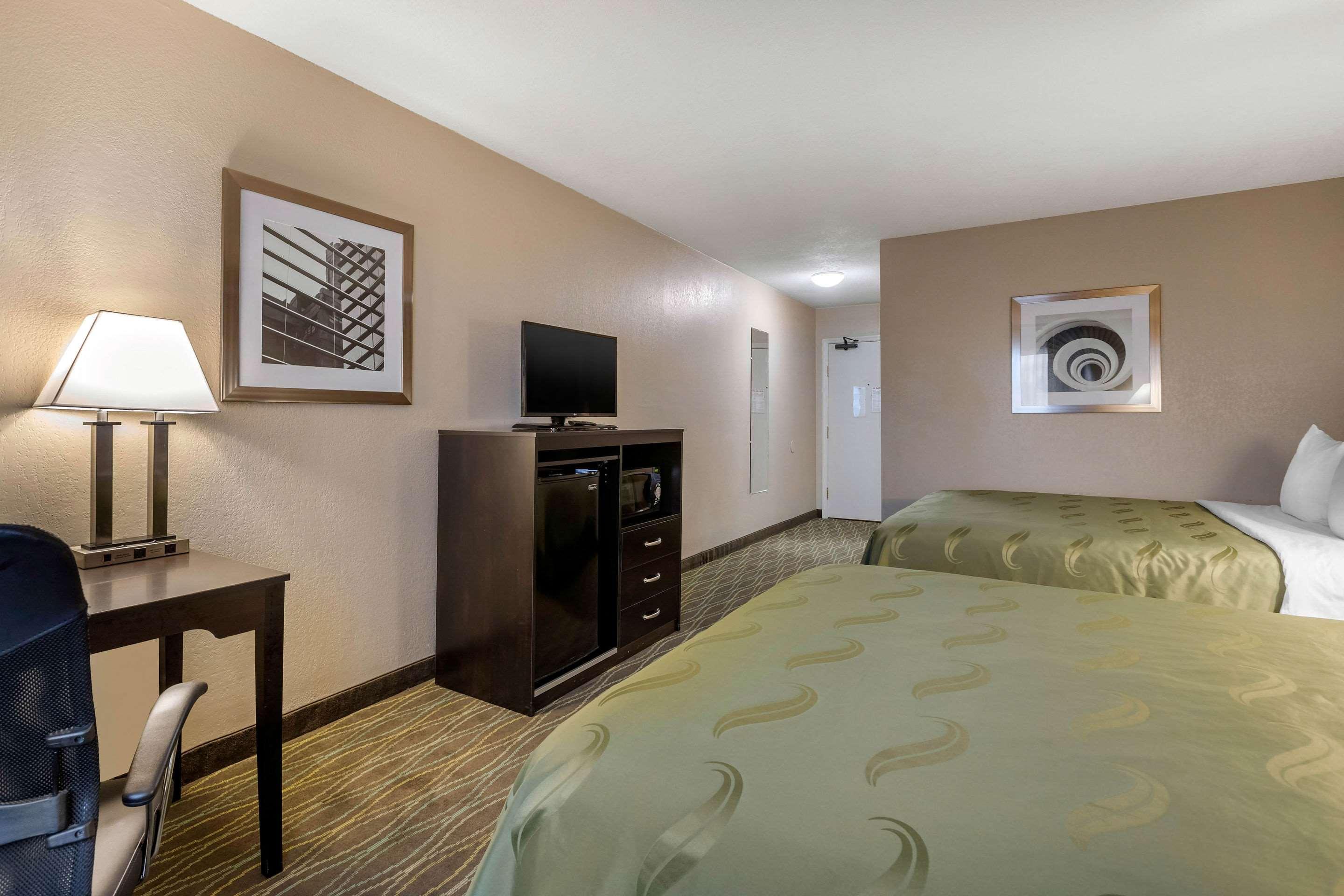 Quality Inn & Suites Des Moines - Merle Hay Road Urbandale Εξωτερικό φωτογραφία