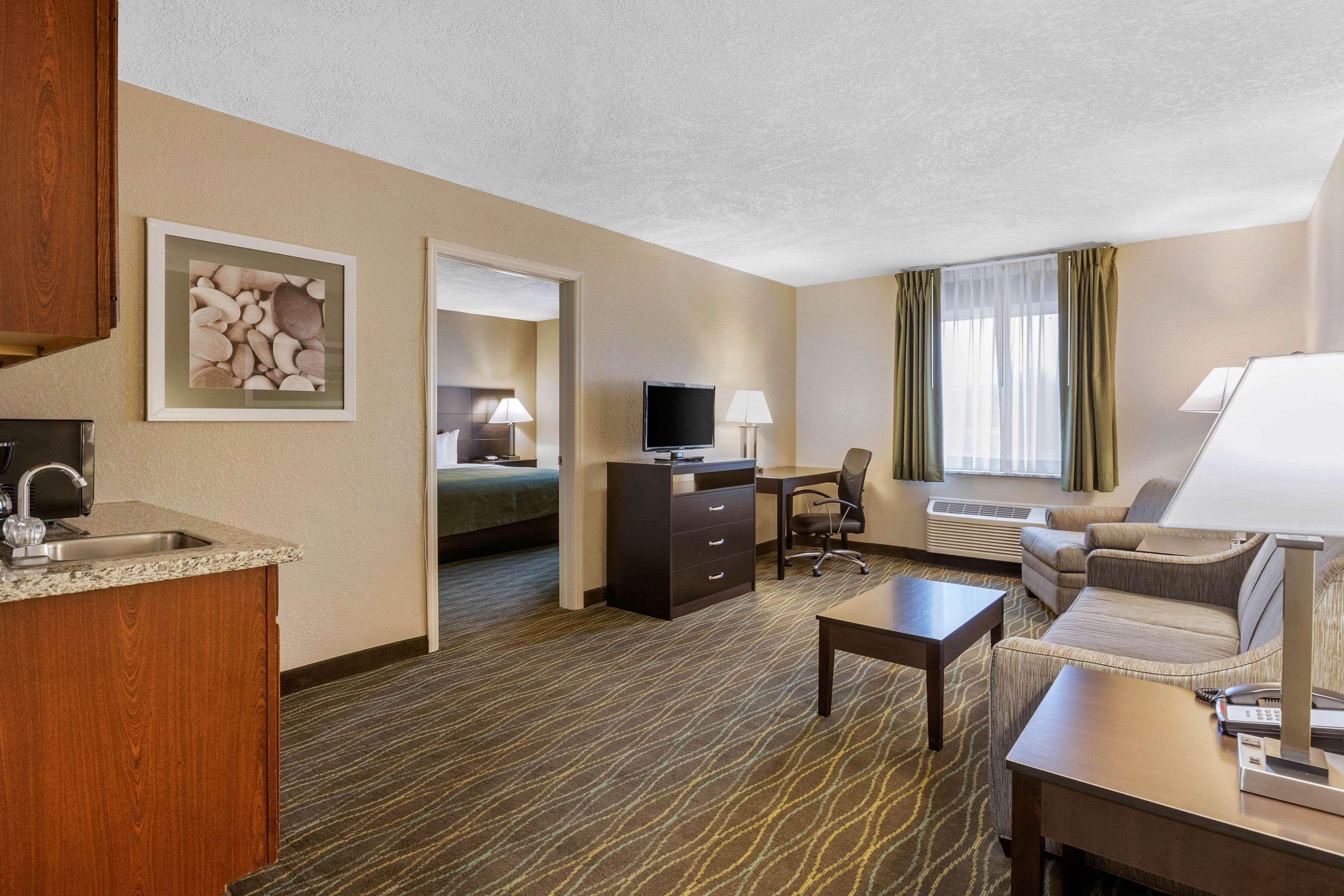 Quality Inn & Suites Des Moines - Merle Hay Road Urbandale Εξωτερικό φωτογραφία