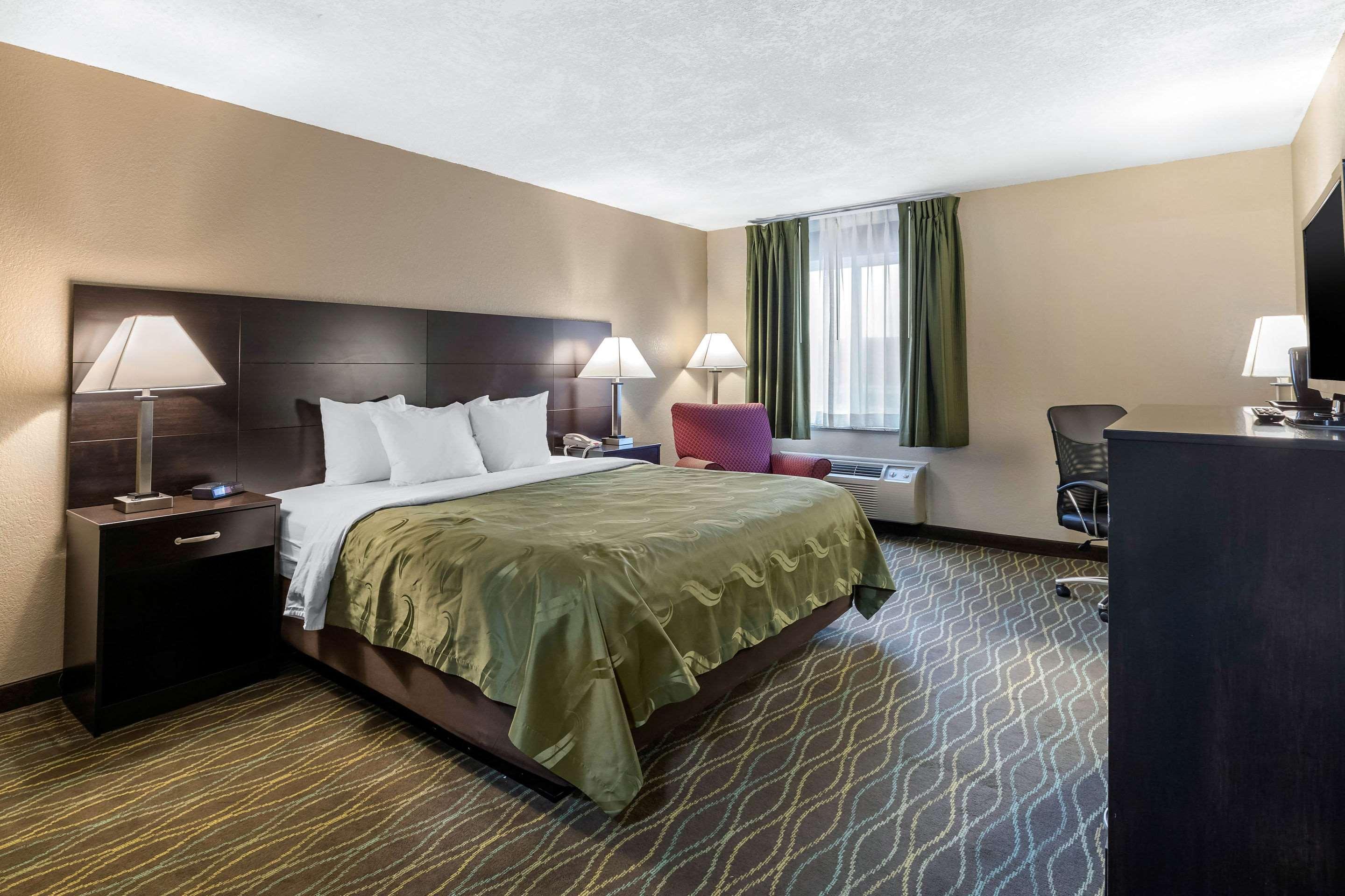 Quality Inn & Suites Des Moines - Merle Hay Road Urbandale Εξωτερικό φωτογραφία