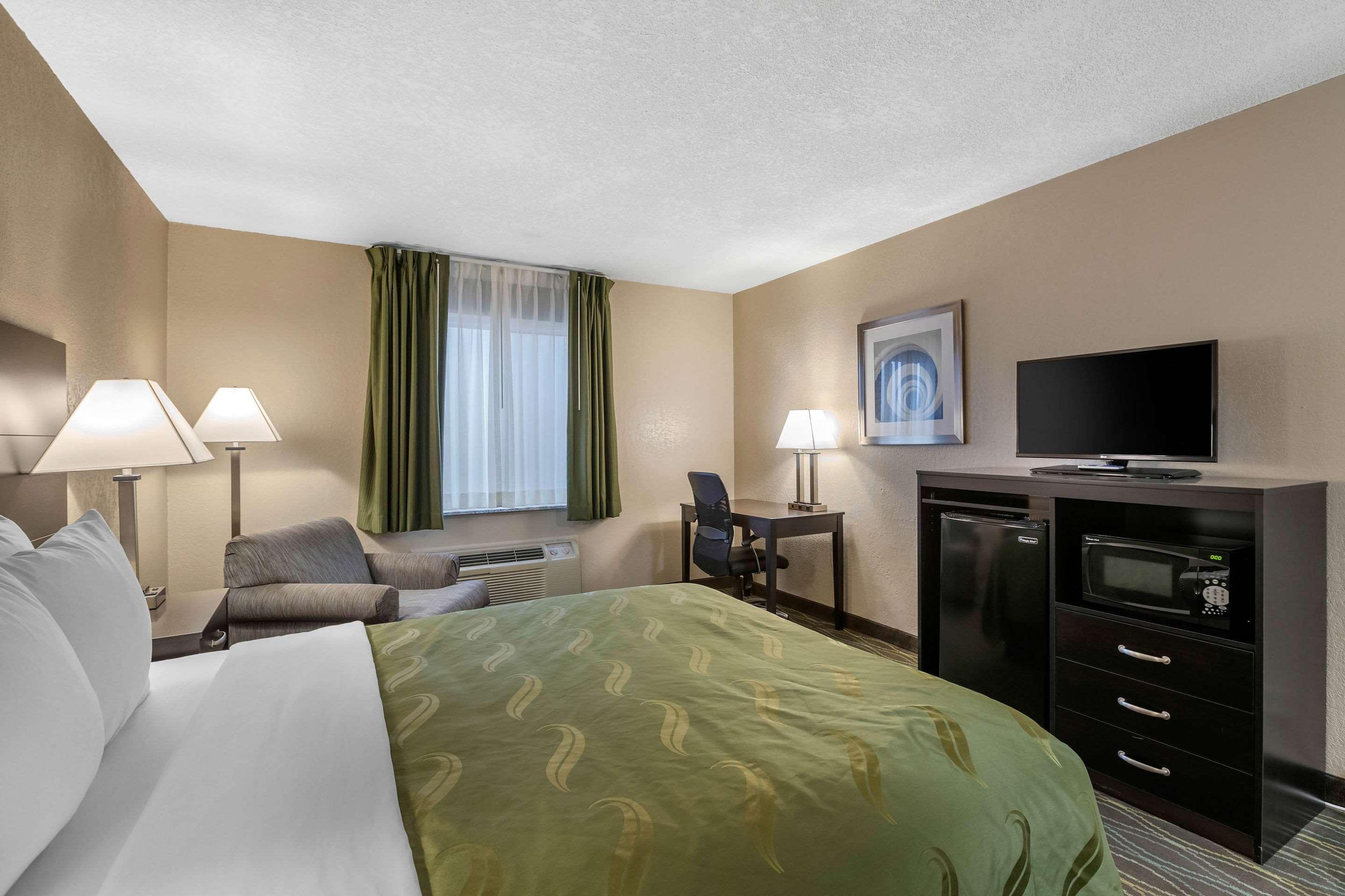 Quality Inn & Suites Des Moines - Merle Hay Road Urbandale Εξωτερικό φωτογραφία
