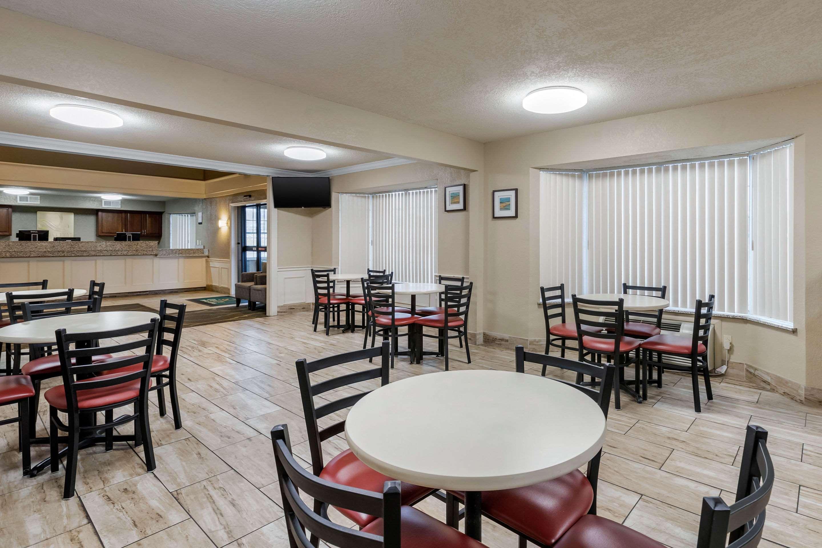 Quality Inn & Suites Des Moines - Merle Hay Road Urbandale Εξωτερικό φωτογραφία