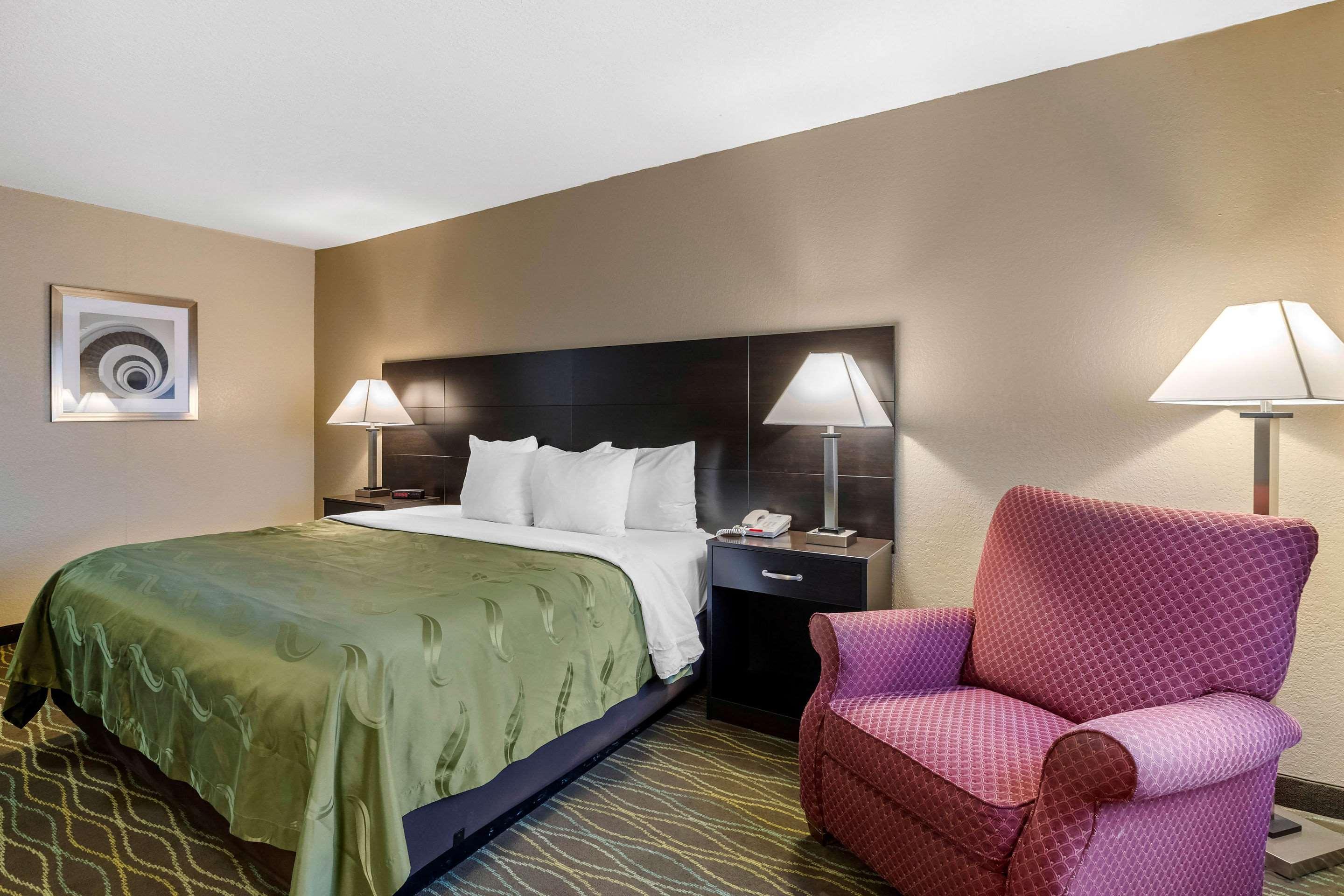 Quality Inn & Suites Des Moines - Merle Hay Road Urbandale Εξωτερικό φωτογραφία