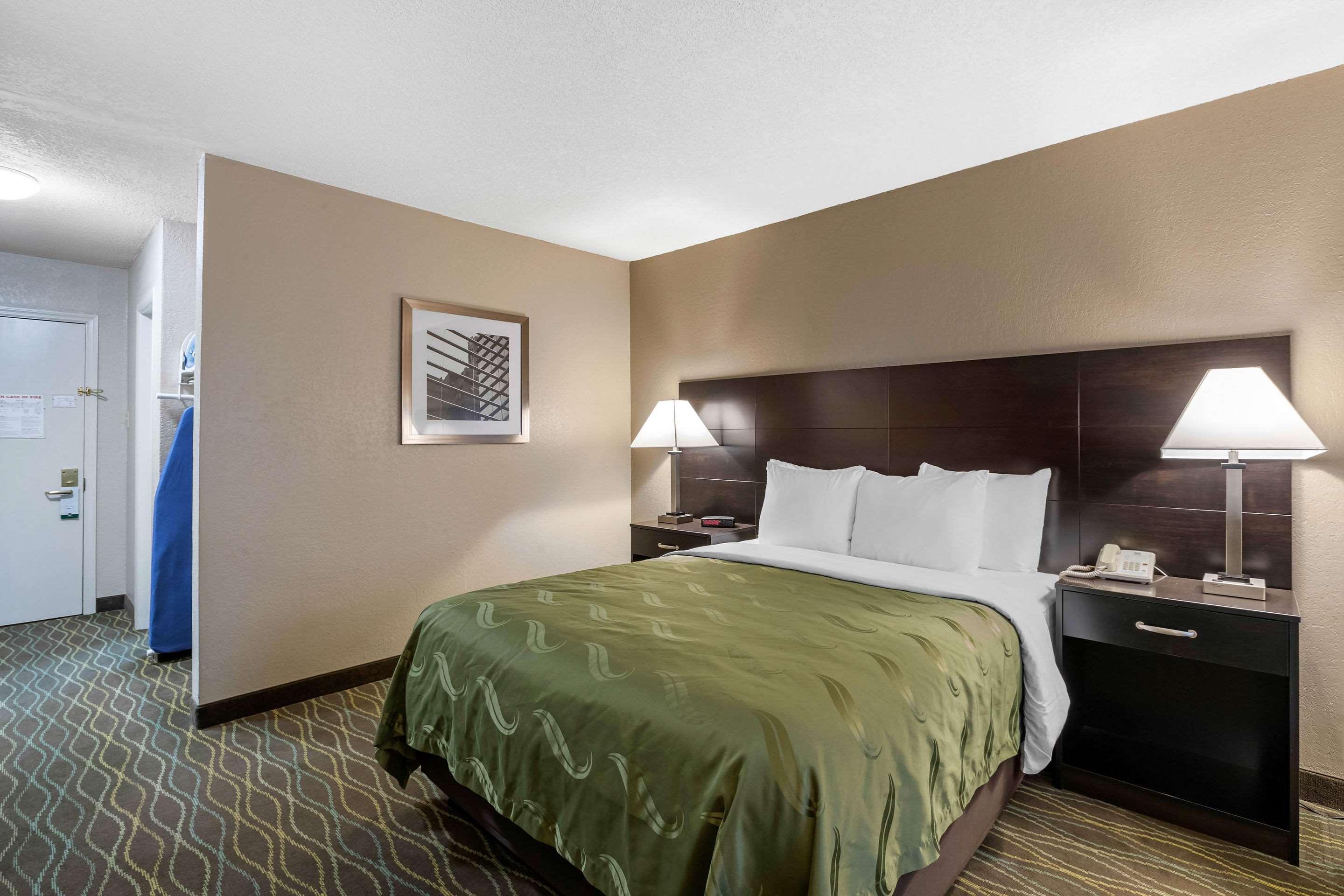 Quality Inn & Suites Des Moines - Merle Hay Road Urbandale Εξωτερικό φωτογραφία