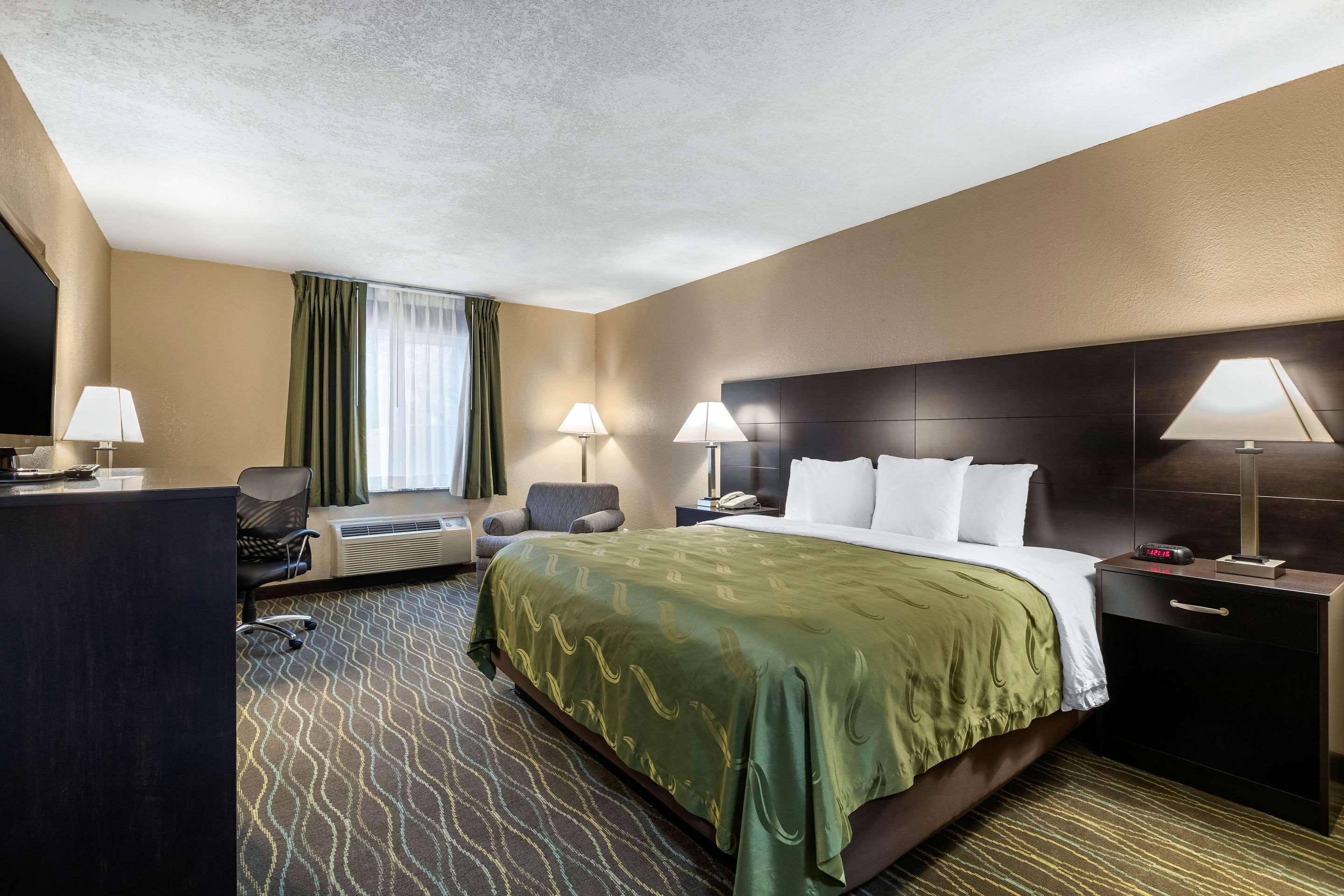 Quality Inn & Suites Des Moines - Merle Hay Road Urbandale Εξωτερικό φωτογραφία
