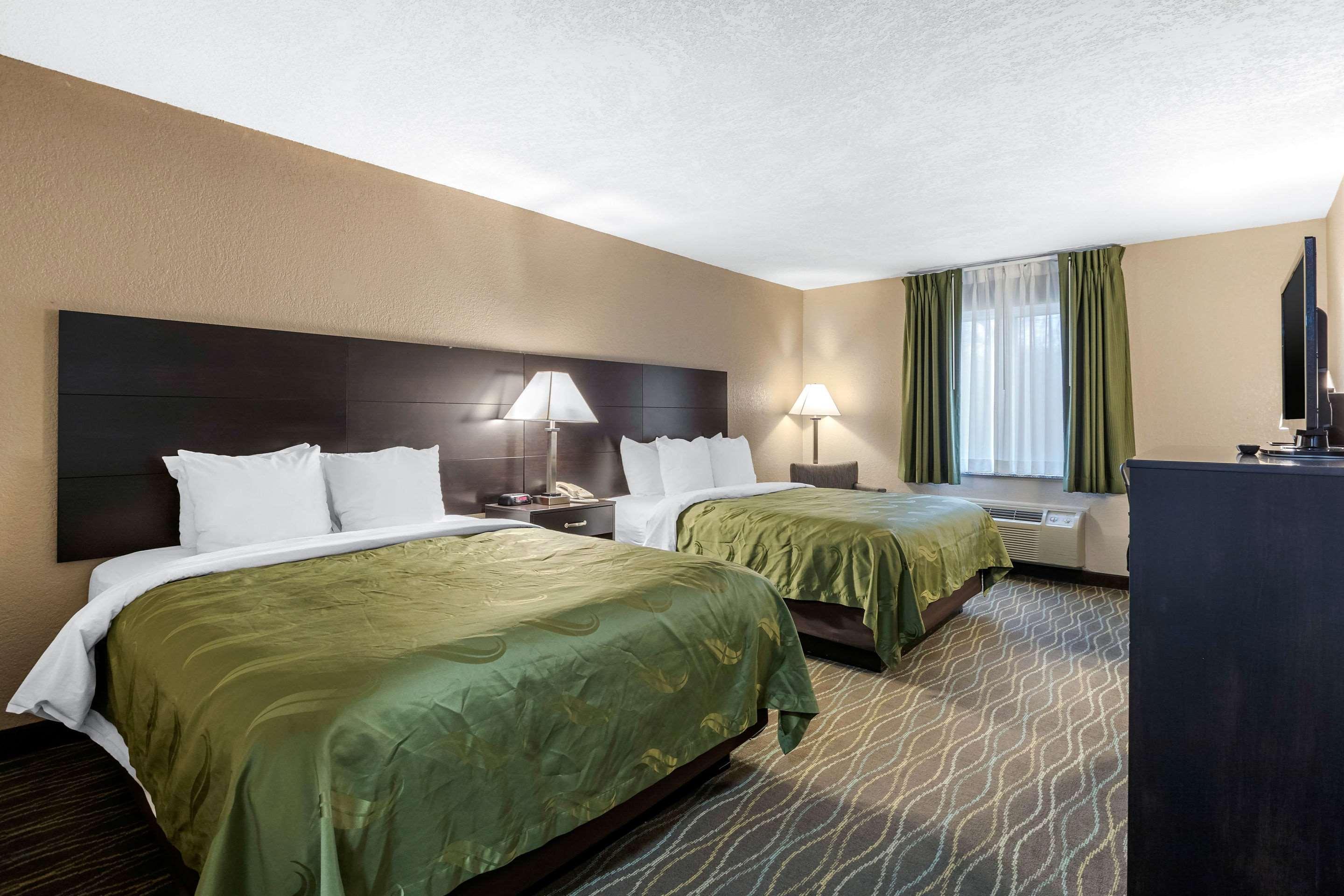 Quality Inn & Suites Des Moines - Merle Hay Road Urbandale Εξωτερικό φωτογραφία