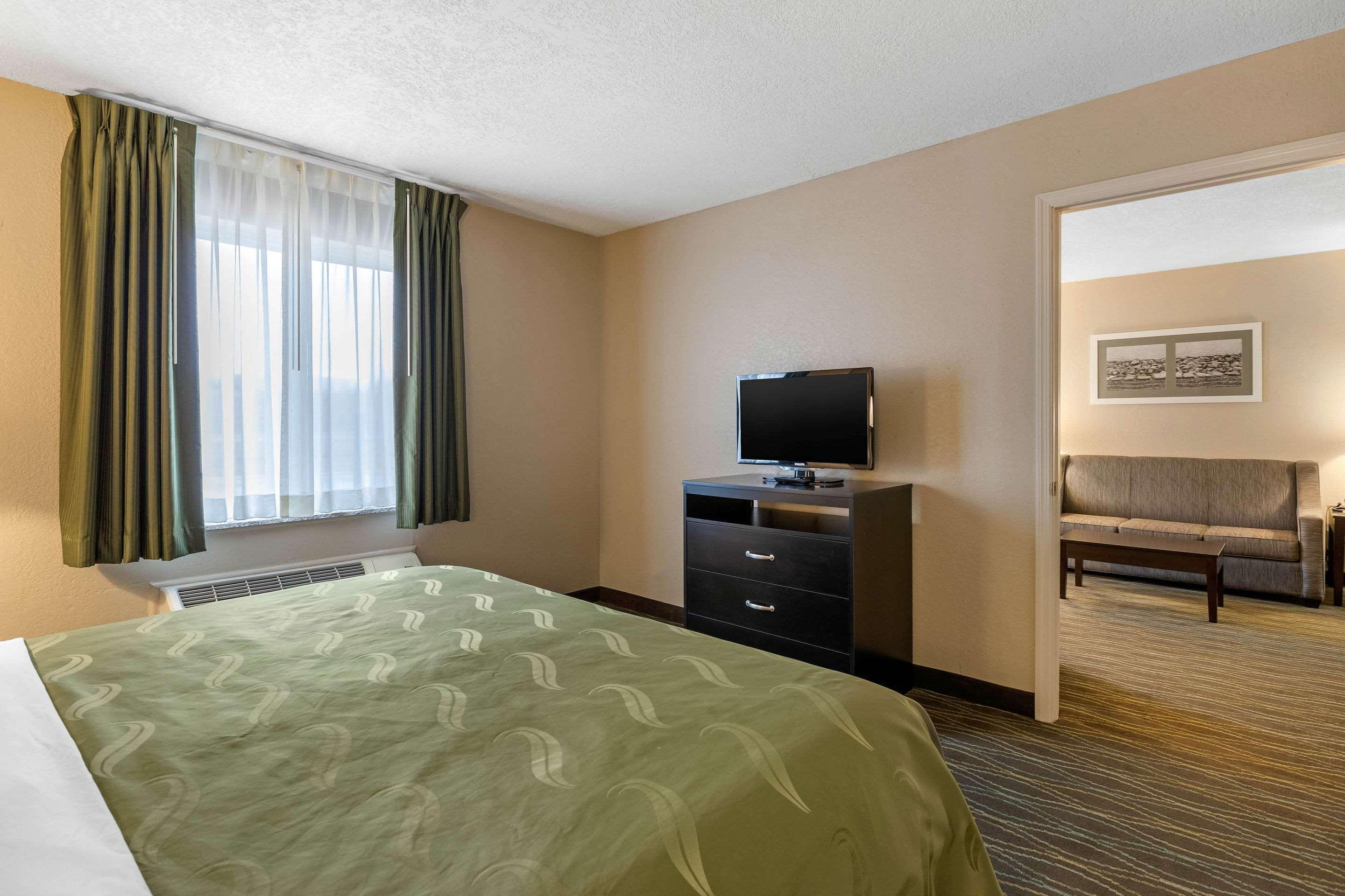 Quality Inn & Suites Des Moines - Merle Hay Road Urbandale Εξωτερικό φωτογραφία