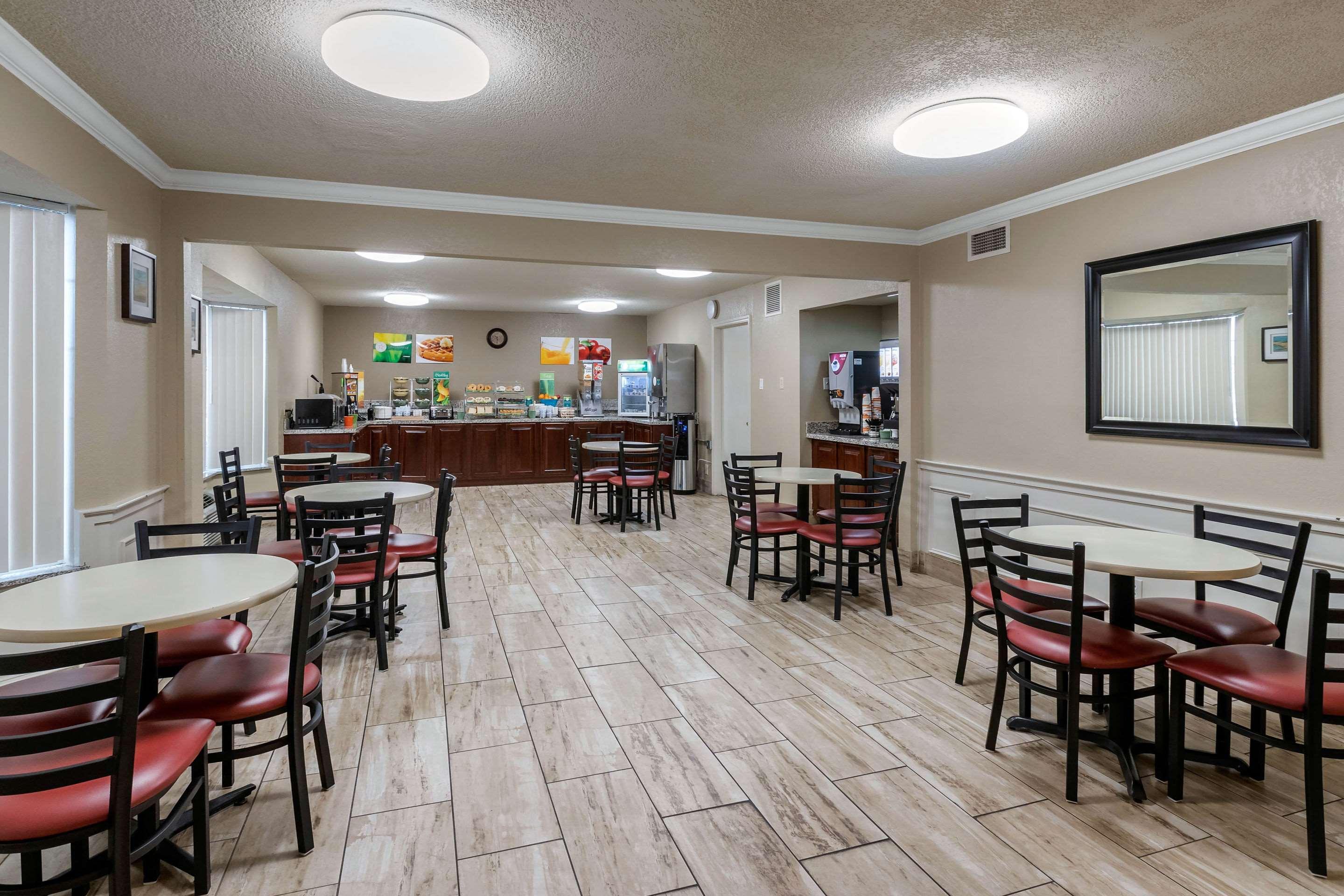 Quality Inn & Suites Des Moines - Merle Hay Road Urbandale Εξωτερικό φωτογραφία
