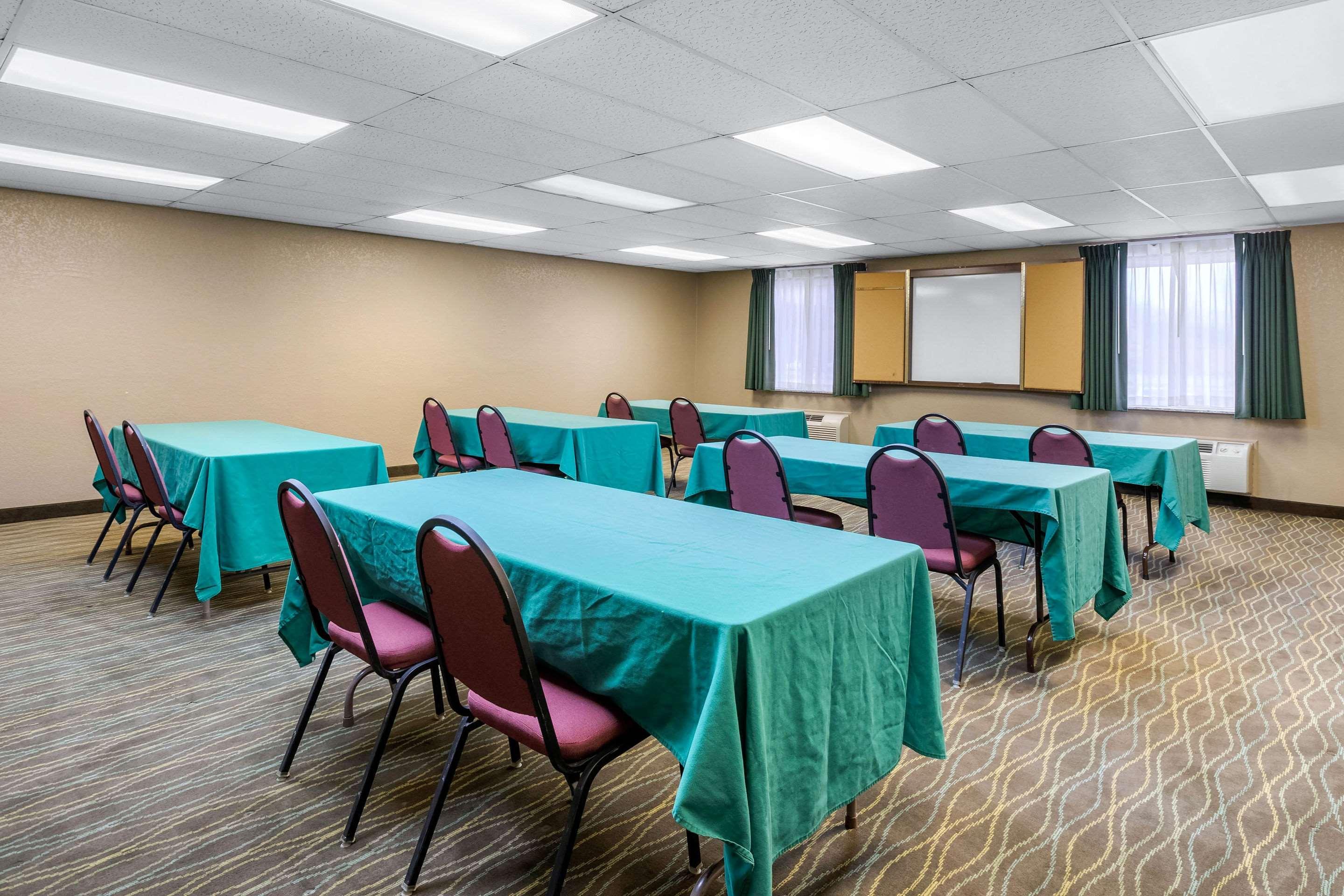 Quality Inn & Suites Des Moines - Merle Hay Road Urbandale Εξωτερικό φωτογραφία