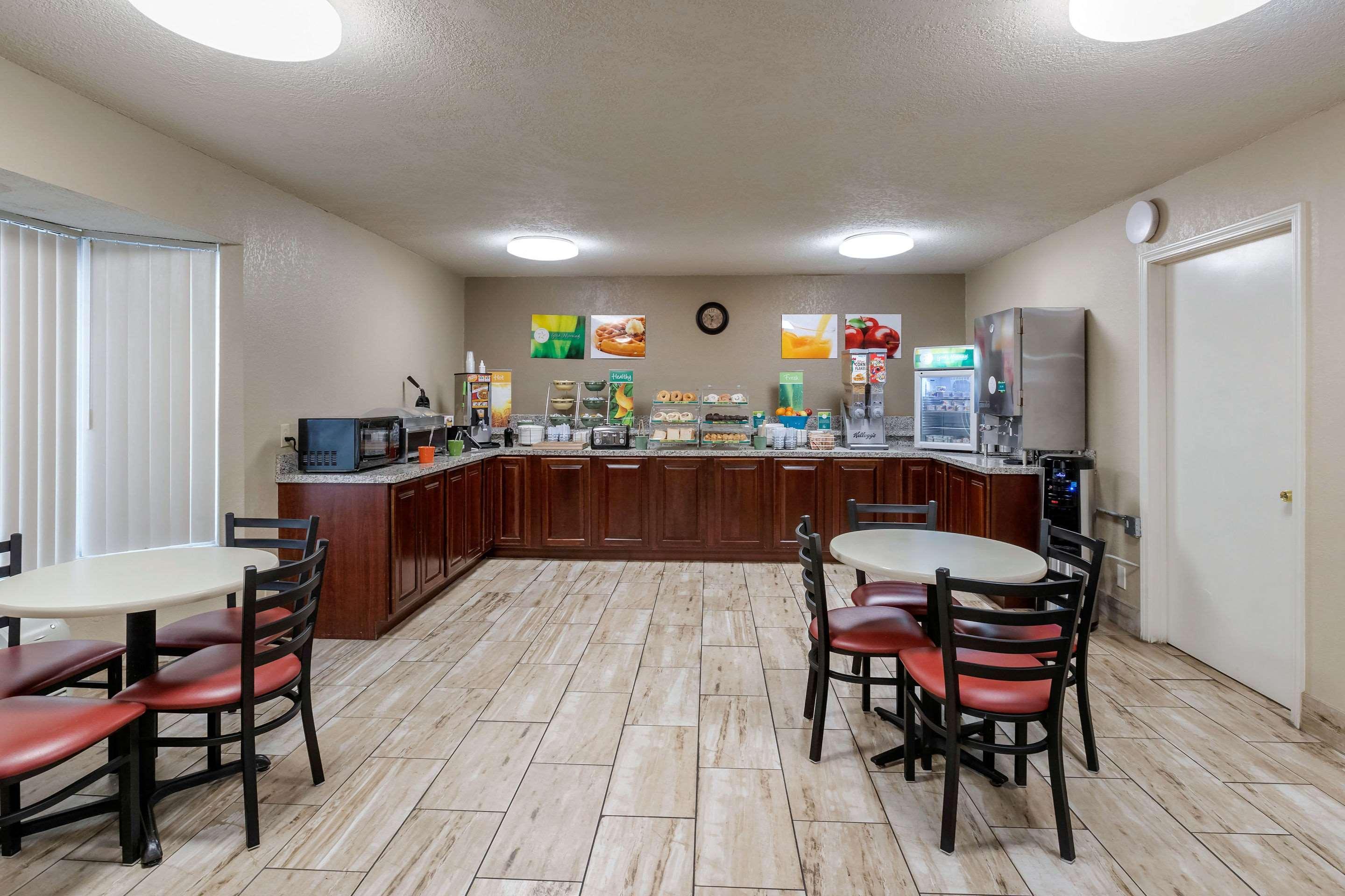 Quality Inn & Suites Des Moines - Merle Hay Road Urbandale Εξωτερικό φωτογραφία