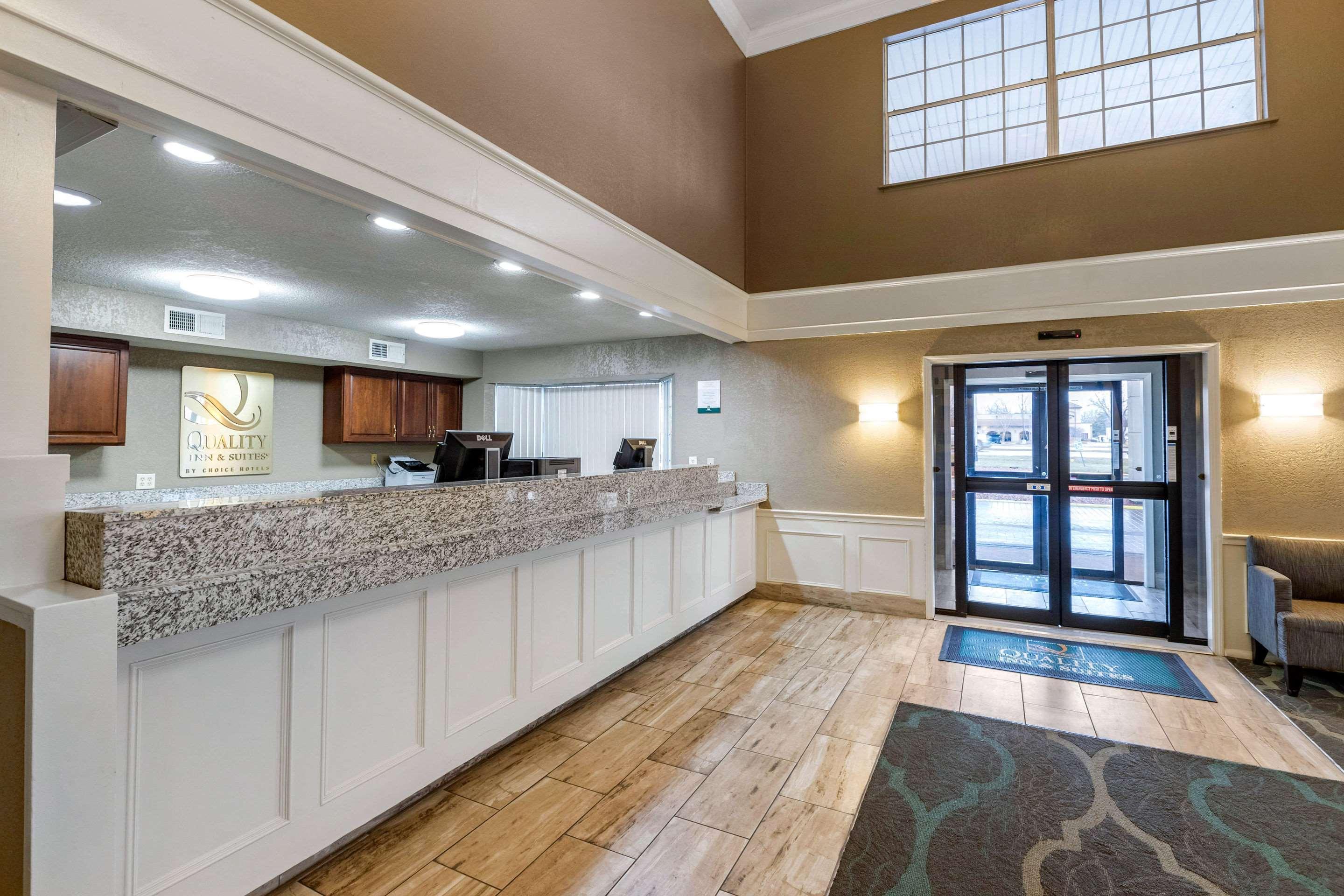 Quality Inn & Suites Des Moines - Merle Hay Road Urbandale Εξωτερικό φωτογραφία