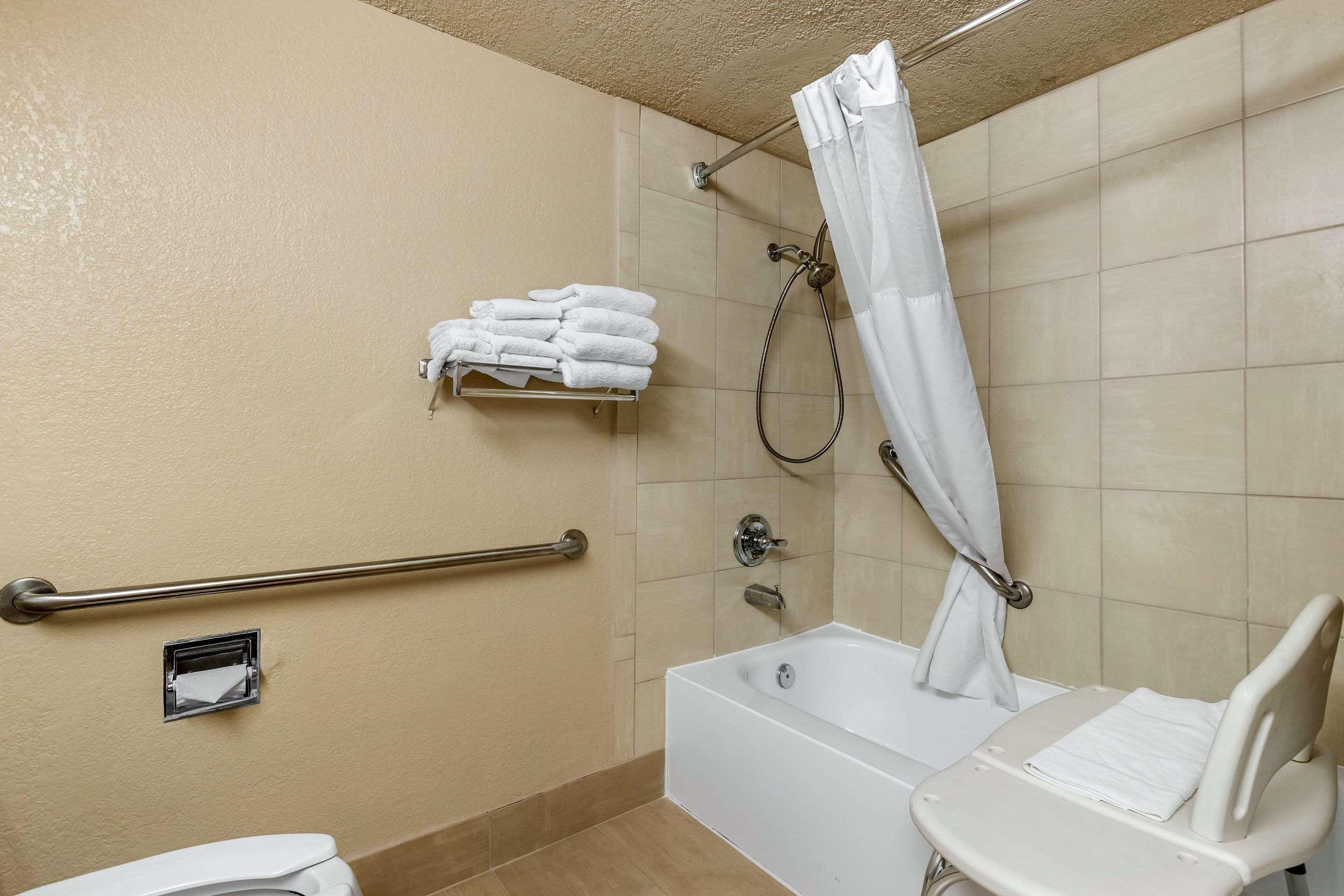 Quality Inn & Suites Des Moines - Merle Hay Road Urbandale Εξωτερικό φωτογραφία