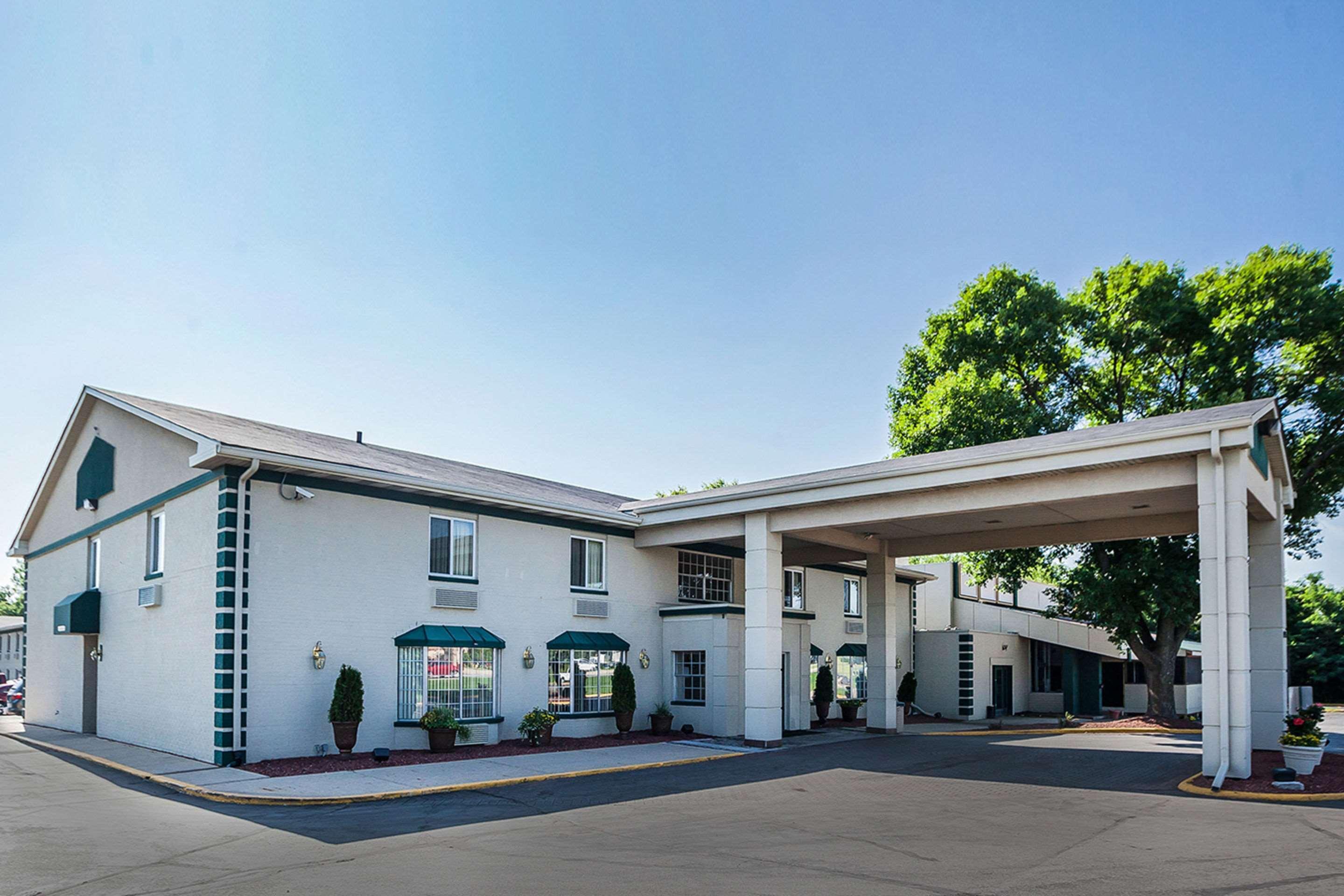 Quality Inn & Suites Des Moines - Merle Hay Road Urbandale Εξωτερικό φωτογραφία