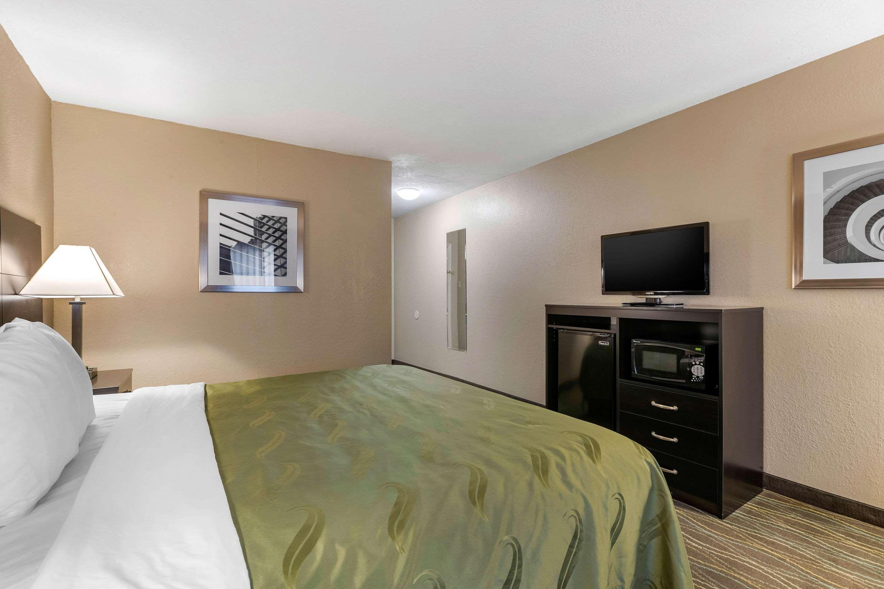 Quality Inn & Suites Des Moines - Merle Hay Road Urbandale Εξωτερικό φωτογραφία