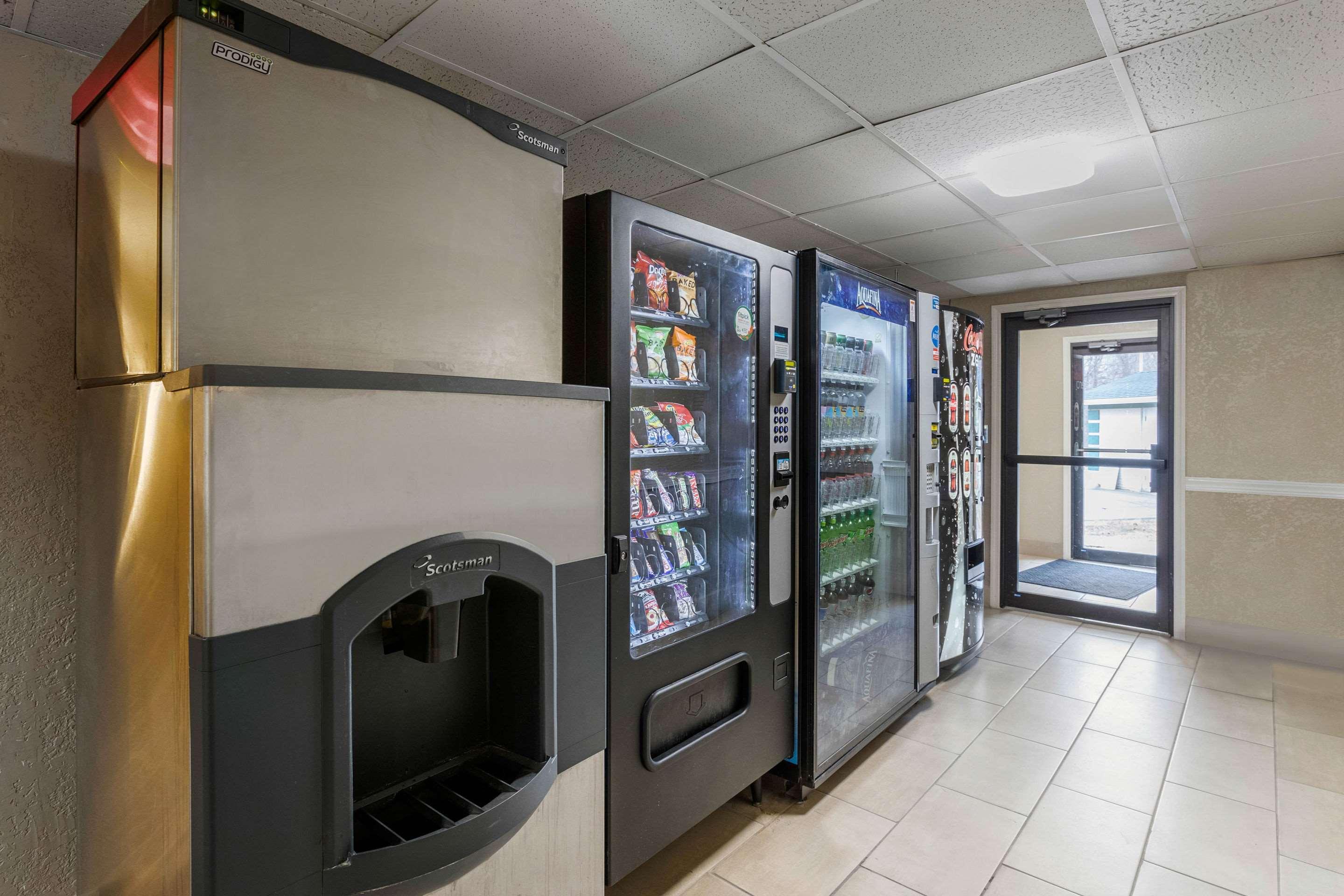 Quality Inn & Suites Des Moines - Merle Hay Road Urbandale Εξωτερικό φωτογραφία