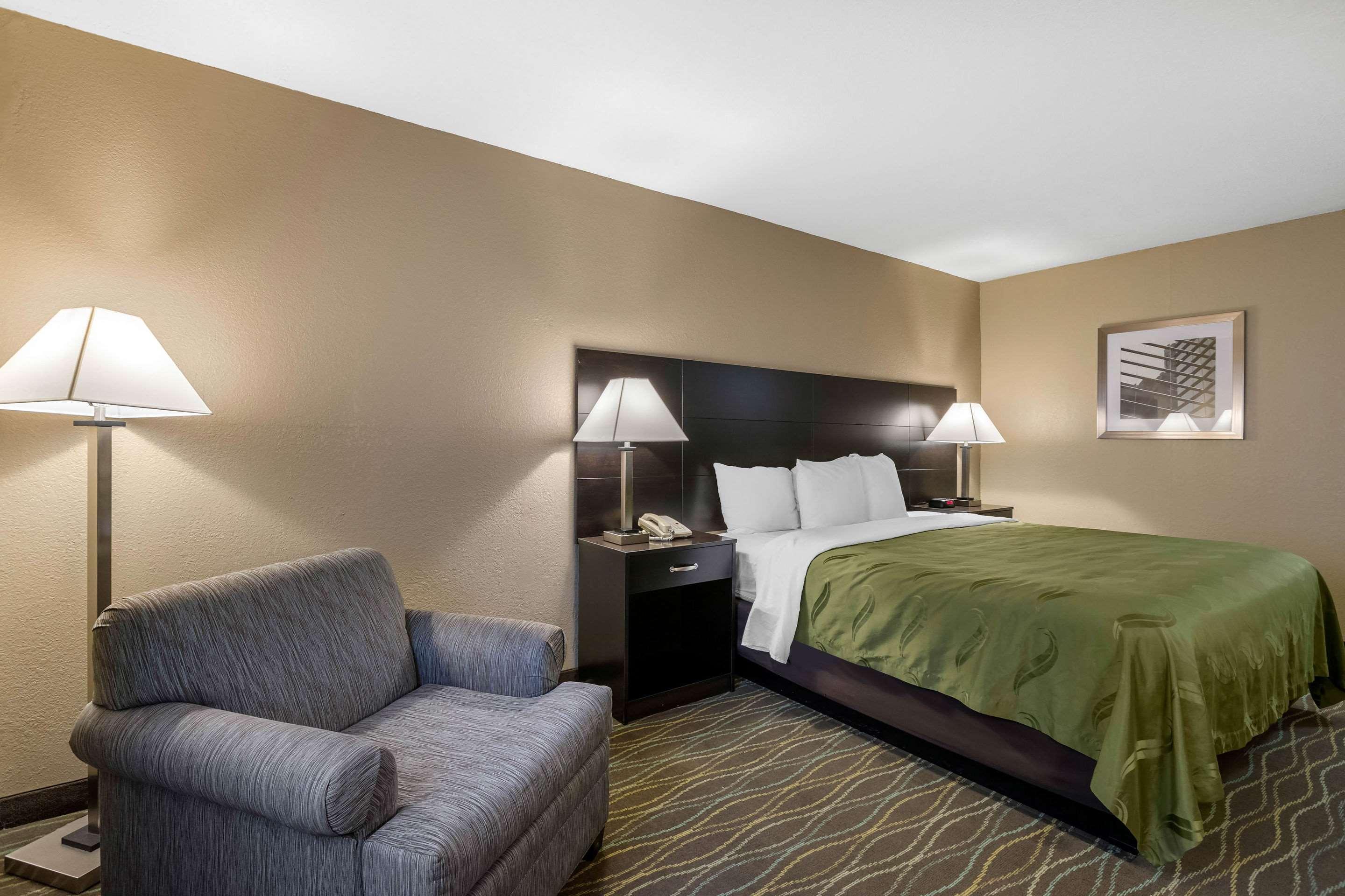 Quality Inn & Suites Des Moines - Merle Hay Road Urbandale Εξωτερικό φωτογραφία