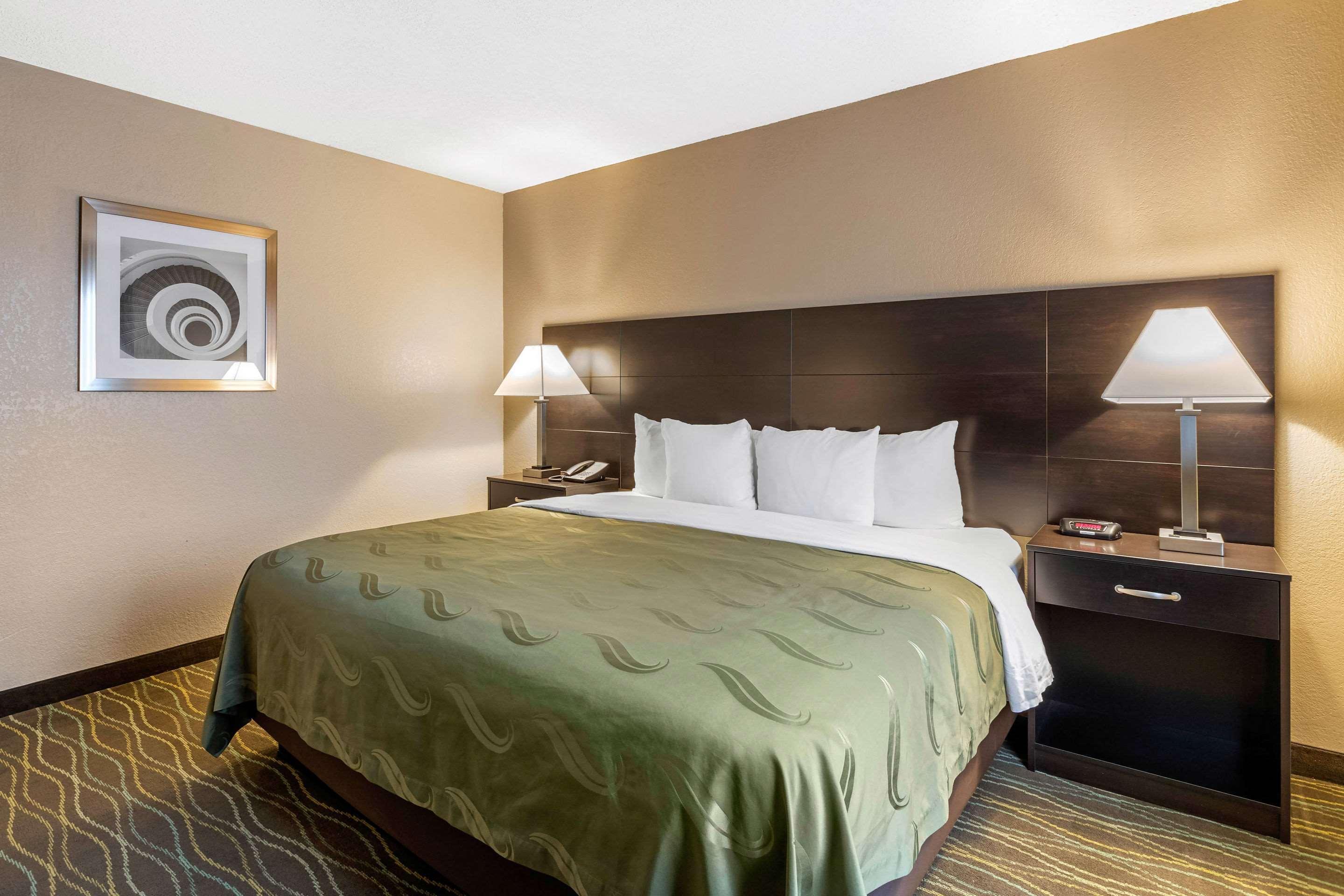 Quality Inn & Suites Des Moines - Merle Hay Road Urbandale Εξωτερικό φωτογραφία