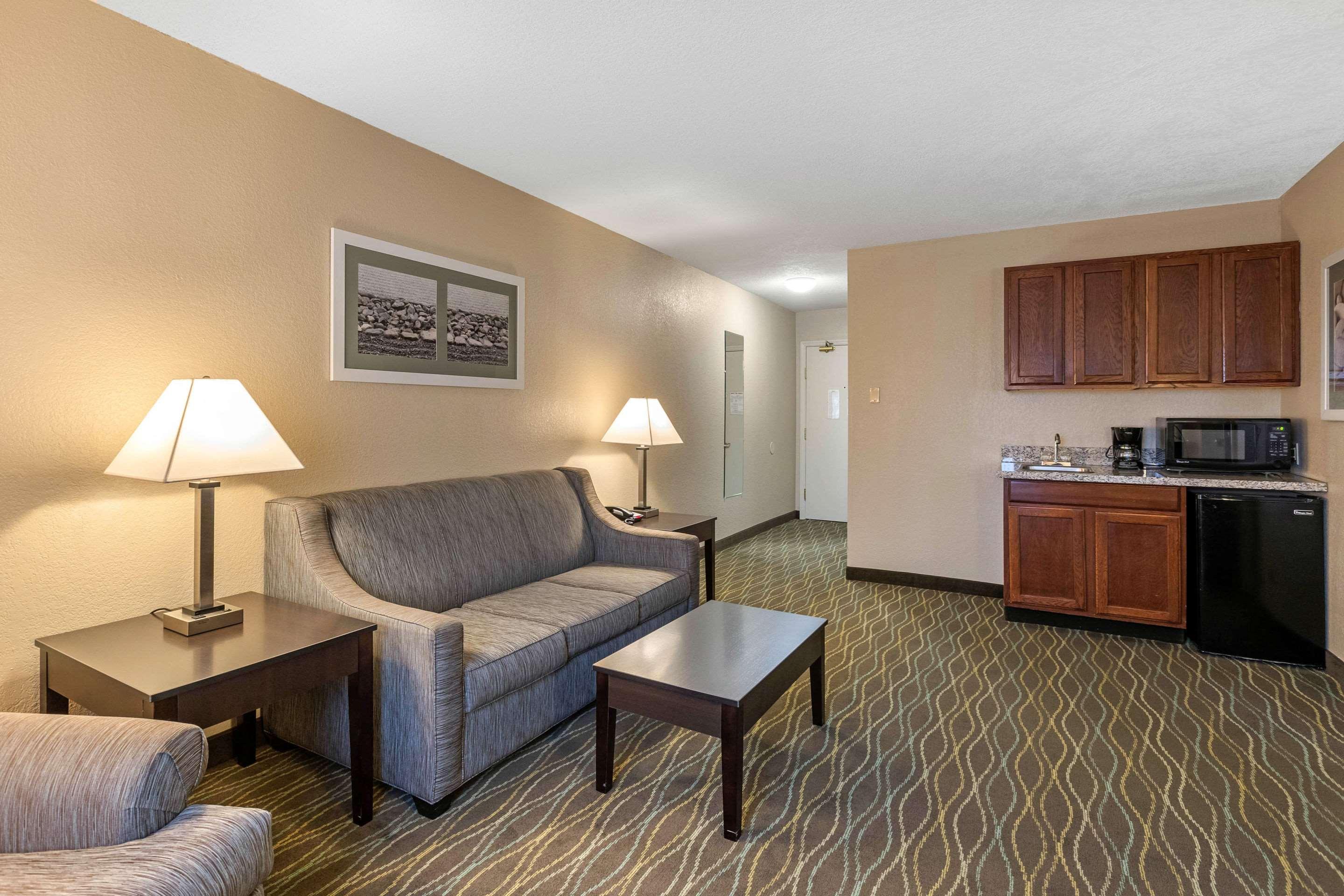 Quality Inn & Suites Des Moines - Merle Hay Road Urbandale Εξωτερικό φωτογραφία
