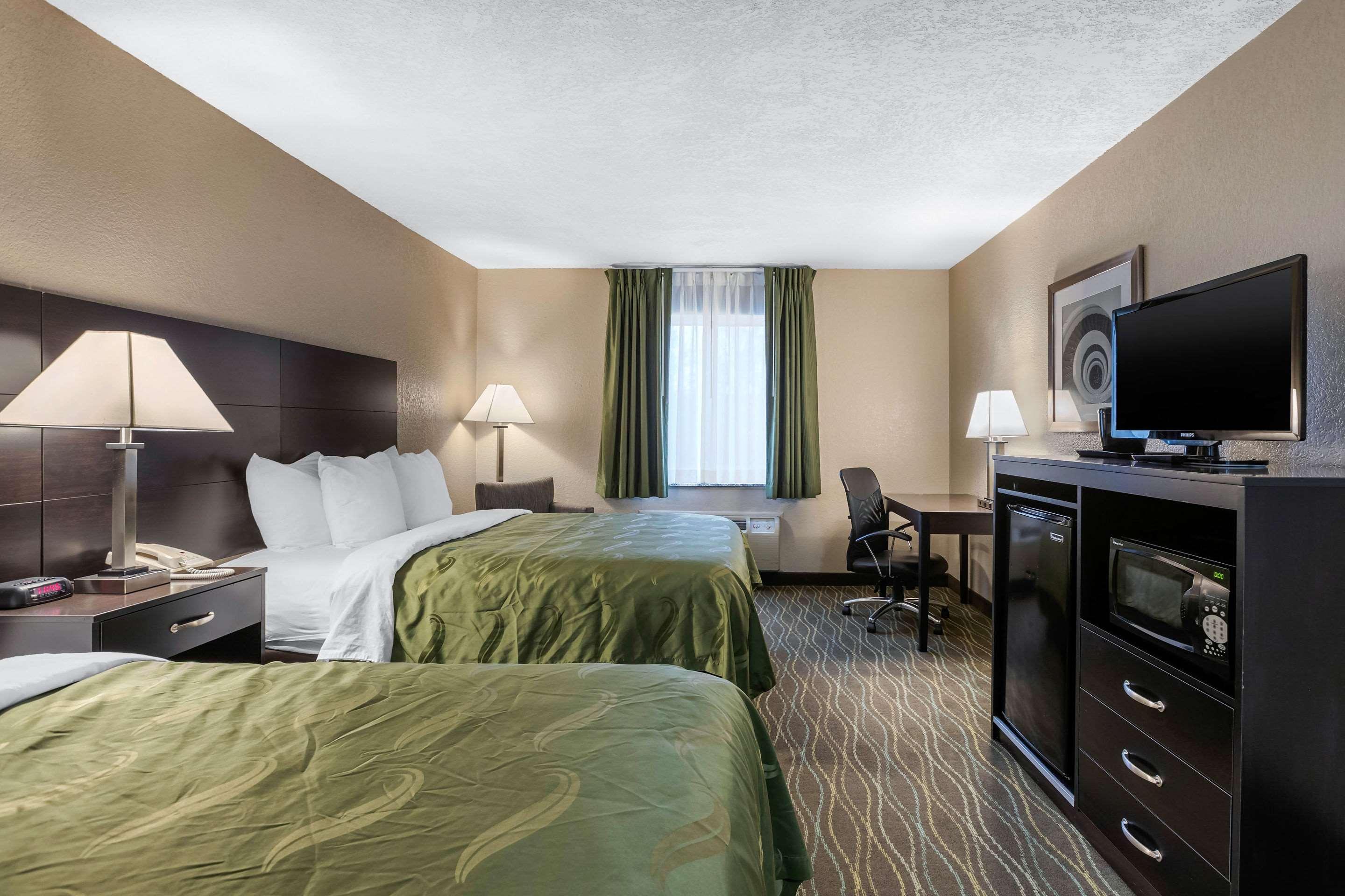 Quality Inn & Suites Des Moines - Merle Hay Road Urbandale Εξωτερικό φωτογραφία