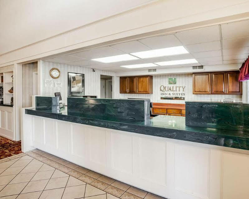Quality Inn & Suites Des Moines - Merle Hay Road Urbandale Εξωτερικό φωτογραφία